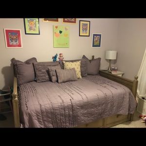 8 Piece Full Size Comforter and Pillows